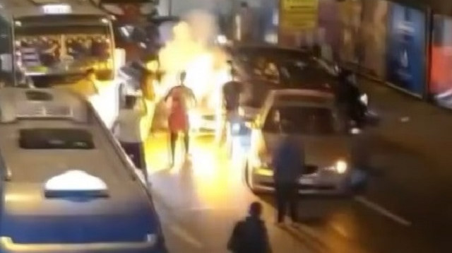 Ümraniye'de yolu kapatıp asker uğurlaması yaptılar