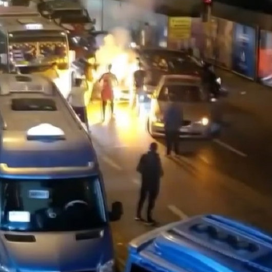 Ümraniyede yolu kapatıp asker uğurlaması yaptılar