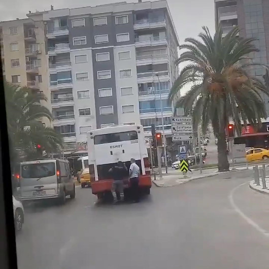 İzmirde arızalanan belediye otobüsü ulaşımı olumsuz etkiledi