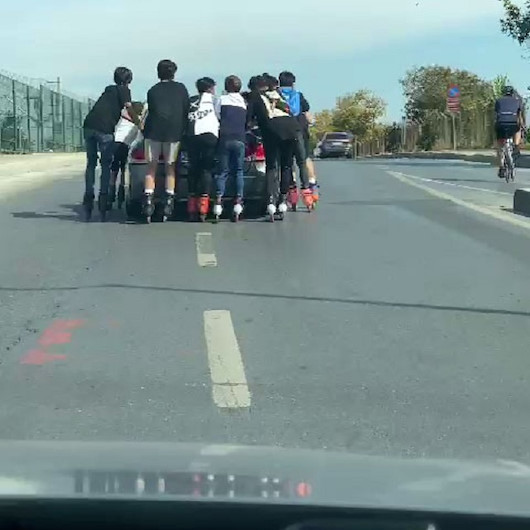 Bakırköyde patenli gençlerin tehlikeli yolculuğu kamerada