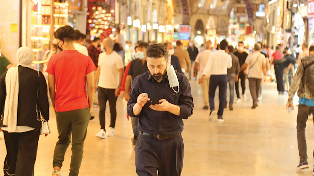 İstanbul’un en kalabalık yerlerinden Eminönü ve İstiklal Caddesi’nde maske ve mesafe kuralları neredeyse unutulmuş. Özellikle maskeler artık elde, çene altında ve kolda.