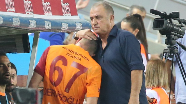 Halil Dervişoğlu, Trabzonspor maçında oyundan çıktıktan sonra hocası Fatih Terim'e sarıldı.