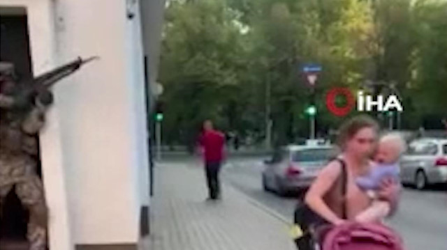 Letonya’da sokak ortasında yapılan askeri tatbikat vatandaşları korkuttu