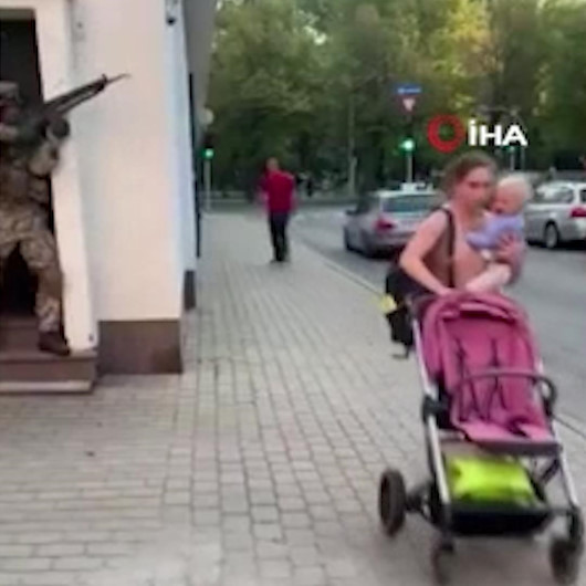 Letonya’da sokak ortasında yapılan askeri tatbikat vatandaşları korkuttu