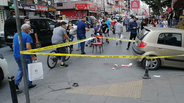 Mahmutbey Caddesi'nde iki ayrı noktada aynı saatte çıkan silahlı kavgalarda 2 kişi hayatını kaybetti.