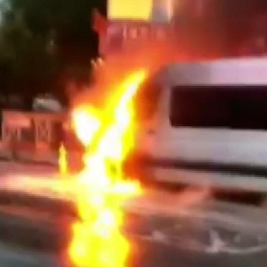 Ümraniye’de korkutan yangın: Servis minibüsü alev alev yandı