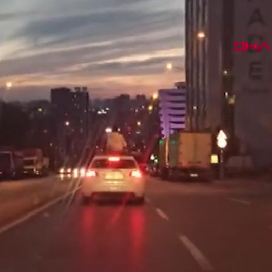 Bağcılarda otomobil tepesindeki tehlikeli yolculuk kamerada