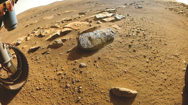 NASA, uzay aracı Perseverance’ın Mars’ta topladığı iki kaya örneğinde su kalıntılarına rastlandığını açıkladı. 