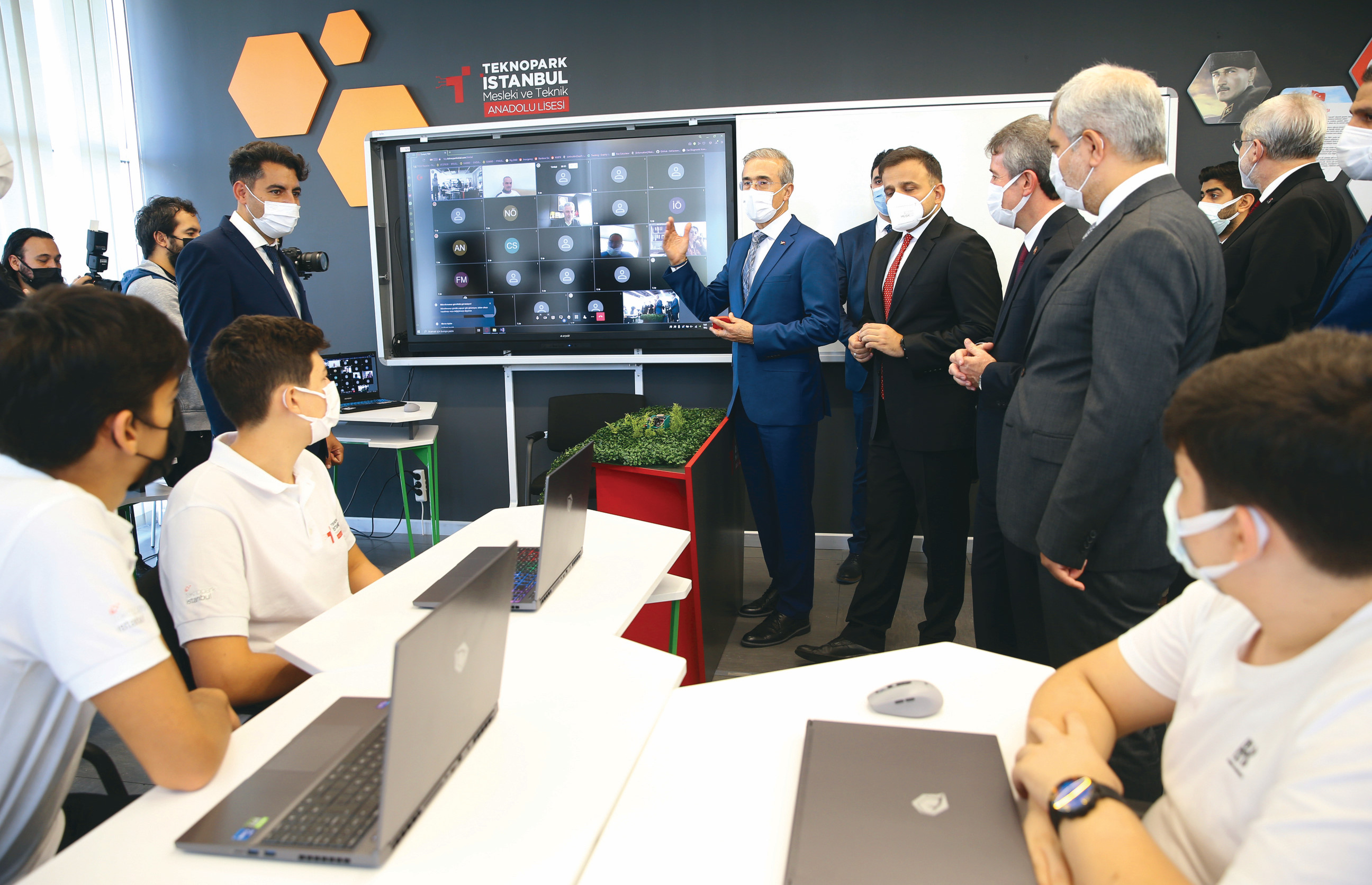 Türkiye’nin siber güvenlik alanında ilk ve tek lisesi Teknopark İstanbul Mesleki ve Teknik Anadolu Lisesi’nin 2021-2022 Eğitim Öğretim Yılı Açılış Töreni’ne katılan Cumhurbaşkanlığı Savunma Sanayii Başkanı İsmail Demir ile Cumhurbaşkanlığı Dijital Dönüşüm Ofisi Başkanı Ali Taha Koç sınıfları ve atölyeleri gezdi.