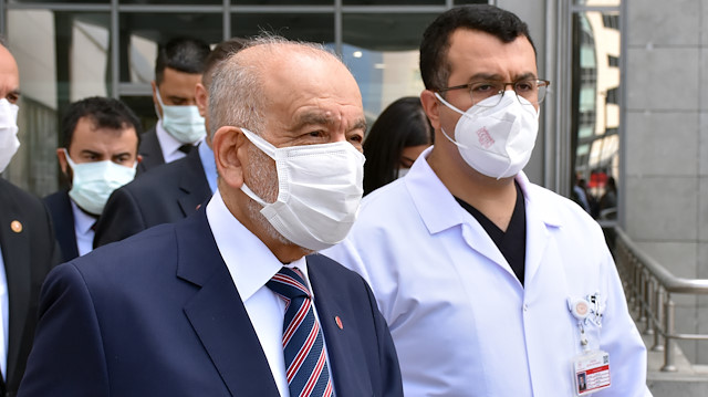 Temel Karamollaoğlu, Oğuzhan Asiltürk'ü tedavi gördüğü hastanede ziyaret etti.

​