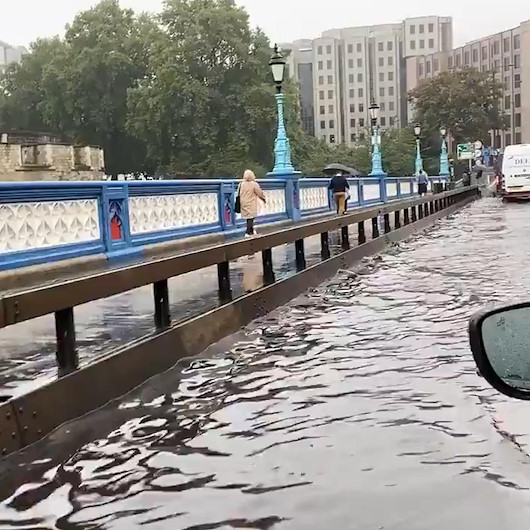 Londra’daki Tower Bridge Köprüsünü su bastı