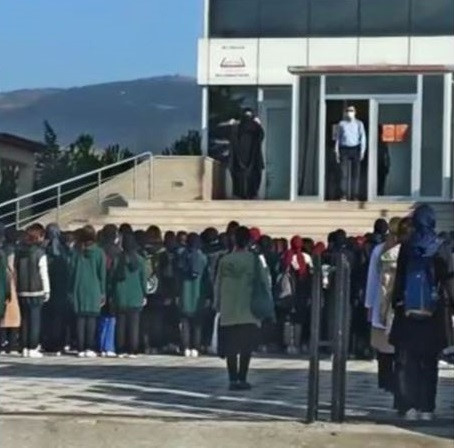 İlçe başkanı, Merzifon'da İstiklal Marşı okutan tesettürlü öğretmene de sosyal medyada ağza alınmayacak cümleler sarf etti.