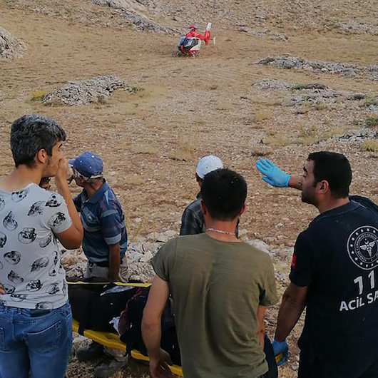 Karamanda kayalıklara düşen çobanın yardımına ambulans helikopter yetişti