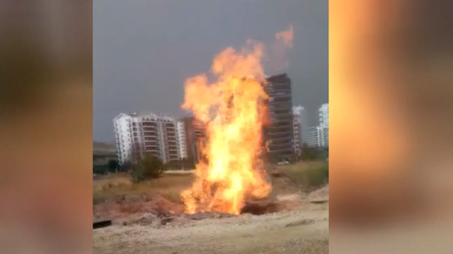Ankara'da delinen doğal gaz borusu alev aldı