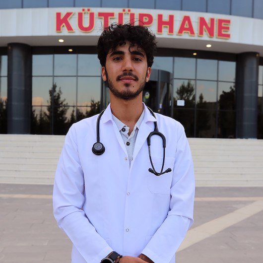İnşaatında çalıştığı kütüphaneye doktor adayı olarak gidiyor