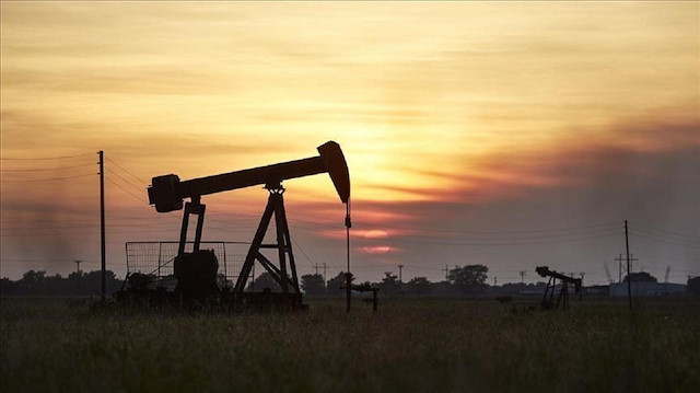 أسعار النفط بأعلى مستوى في شهر مع تراجع الإنتاج الأمريكي