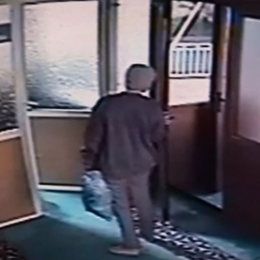 Kadıköy’de tarihi camiyi yakmaya çalıştı: O anlar güvenlik kamerasında