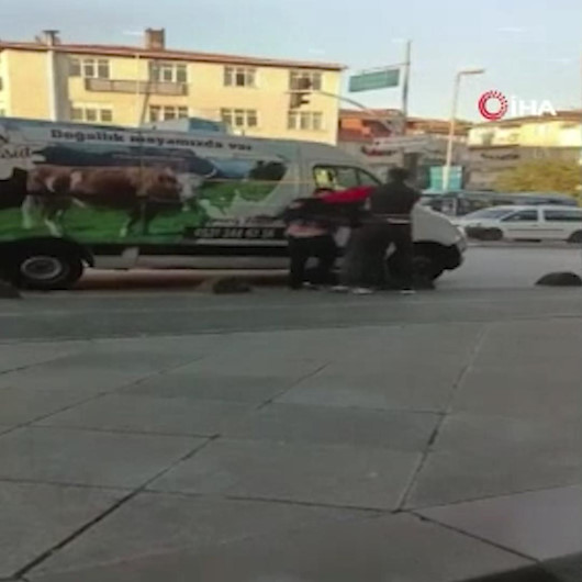 Sancaktepede bir kişinin darp edilerek kaçırılma anı kamerada
