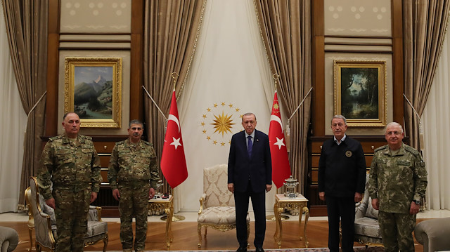 أردوغان يستقبل وزير دفاع أذربيجان ورئيس أركانها
