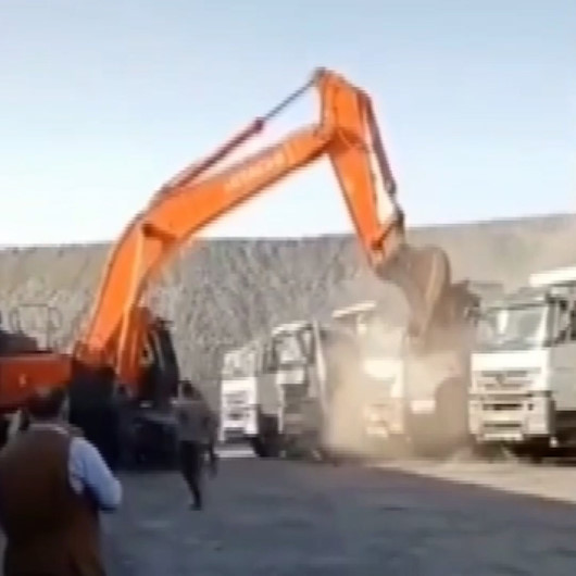 Şırnakta ücretini alamayan işçi iş makinesiyle kamyonları parçaladı
