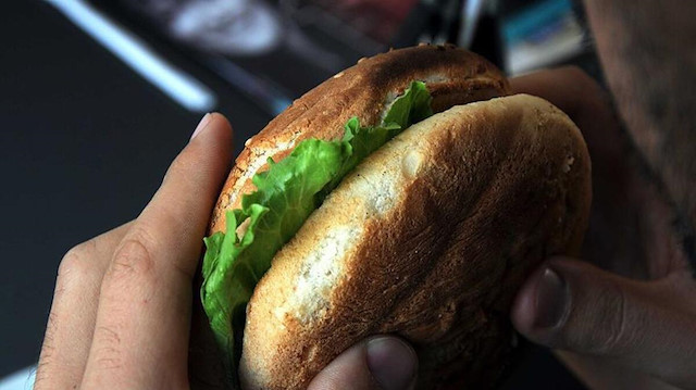 Bolivya'da bir kadının hamburgerinden insan parmağı çıktı.