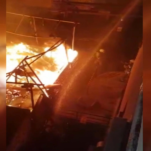 Kadıköy’de 3 katlı restoran alev alev yandı