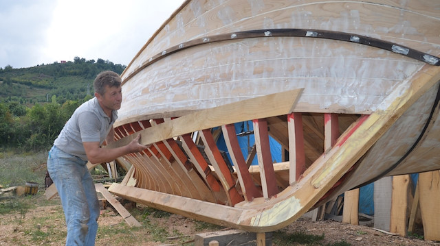 Ünsal Sarışan, Bartın’da çocuk yaşta öğrendiği ahşap tekne imalatını 38 yıldır sürdürüyor. 10 yıl önce Yakakent’te yerleşerek açtığı tente tersanesinde balıkçılara ahşap tekne yapan Sarışan, bunun yanında sipariş olursa yatta yapıyor. Çırak bulamadığı için tek başına çalışmak zorunda kalan ahşap balıkçı tekesi ustası, teknenin boyuna göre 1-4 ay arasında teslim ediyor.
