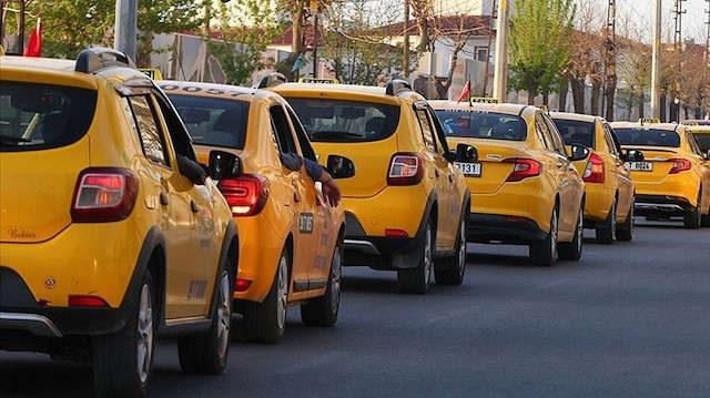 Ticari taksi şoförü olma yaşında değişikliğe gidildi