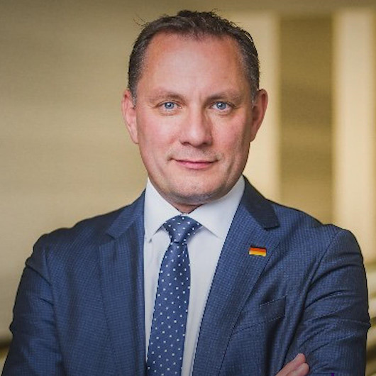 Çocuklar okulda Almanca şiirler öğrenmeli diyen Alman aşırı sağcı AfD Sözcüsü Chrupalla en sevdiği Almaca şiiri sorusuna cevap veremedi