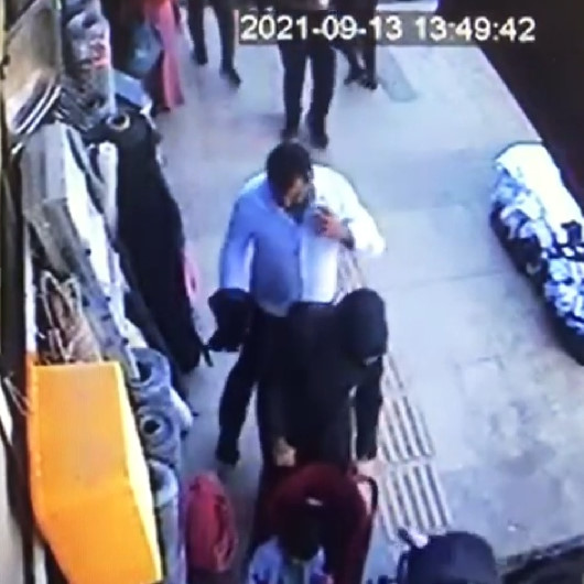 Vanda bebeğiyle yürüyen kadının telefonunun çalınması kamerada