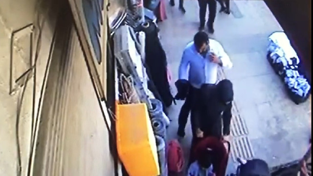 Van'da bebeğiyle yürüyen kadının telefonunun çalınması kamerada