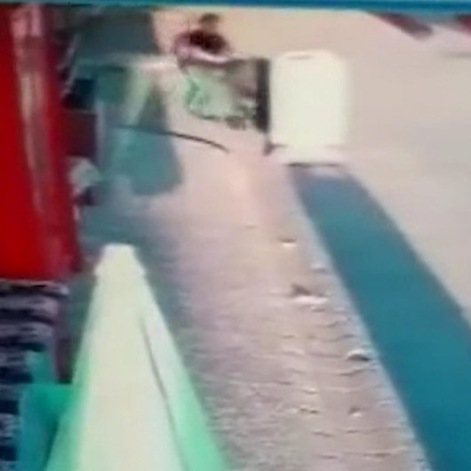 Eskişehirde bir sürücünün bebek arabasına çarpıp kaçtığı anlar kamerada