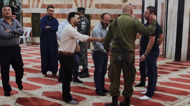 İşgalci İsrail güçleri camiye ayakkabıyla girip namaz kılanları dışarı çıkardı