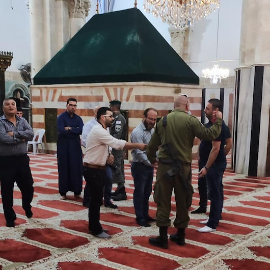 İşgalci İsrail güçleri camiye ayakkabıyla girip namaz kılanları dışarı çıkardı