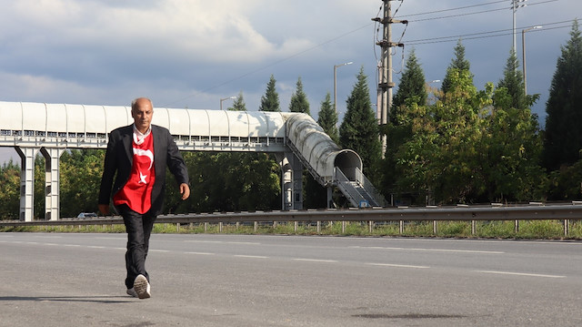 Ahmet Tanman aşı olmayı ve PCR testi yaptırmaya reddedince otobüsle seyahat yapamadı. Tanman şimdi Ankara'dan İstanbul'daki evini yürüyor.