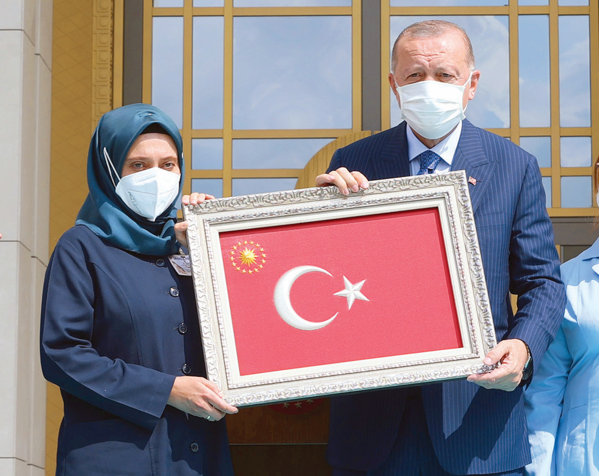 Cumhurbaşkanı Erdoğan’a işçiler, kendi elleriyle yaptıkları Türk bayrağı, baret ve feneri günün anısına takdim etti.