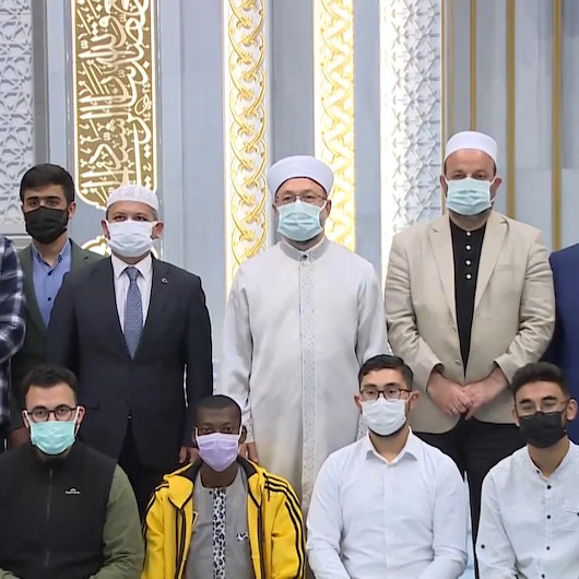 Diyanet İşleri Başkanı Erbaş öğrencilerle sabah namazında buluştu
