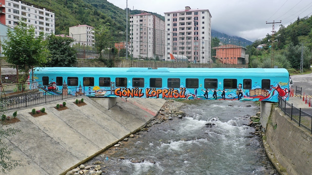 470 öğrencinin yürüme mesafesini geliş-dönüş olarak toplamda 3 km kısaltacak olan, eski ve hurda bir tren vagonundan dere üzerine yapılan Gönül Köprüsü’nün açılışı yapıldı.