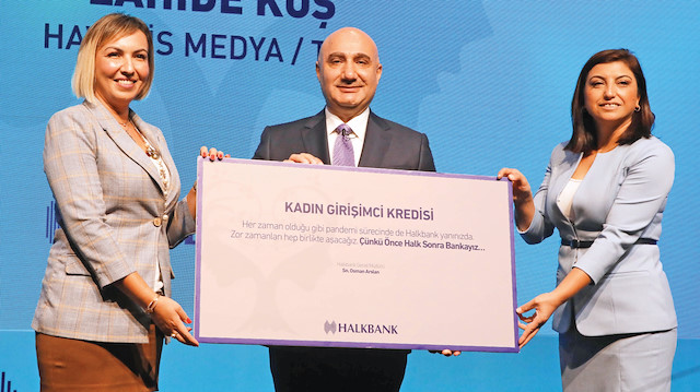 Toplantıda, Ege Bölgesi’ndeki illerden seçilen ve kredisi onaylanan 8 girişimci kadına, Halkbank Genel Müdürü Osman Arslan tarafından kredileri sembolik olarak takdim edildi.