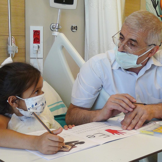 Yatarak tedavi gören çocuklara hastane sınıfı açıldı: Her öğrenci tek tek ders görüyor