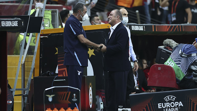 Lazio Teknik Direktörü Sarri maç bittikten sonra Fatih Terim'in yanına giderek saygısını gösterdi.