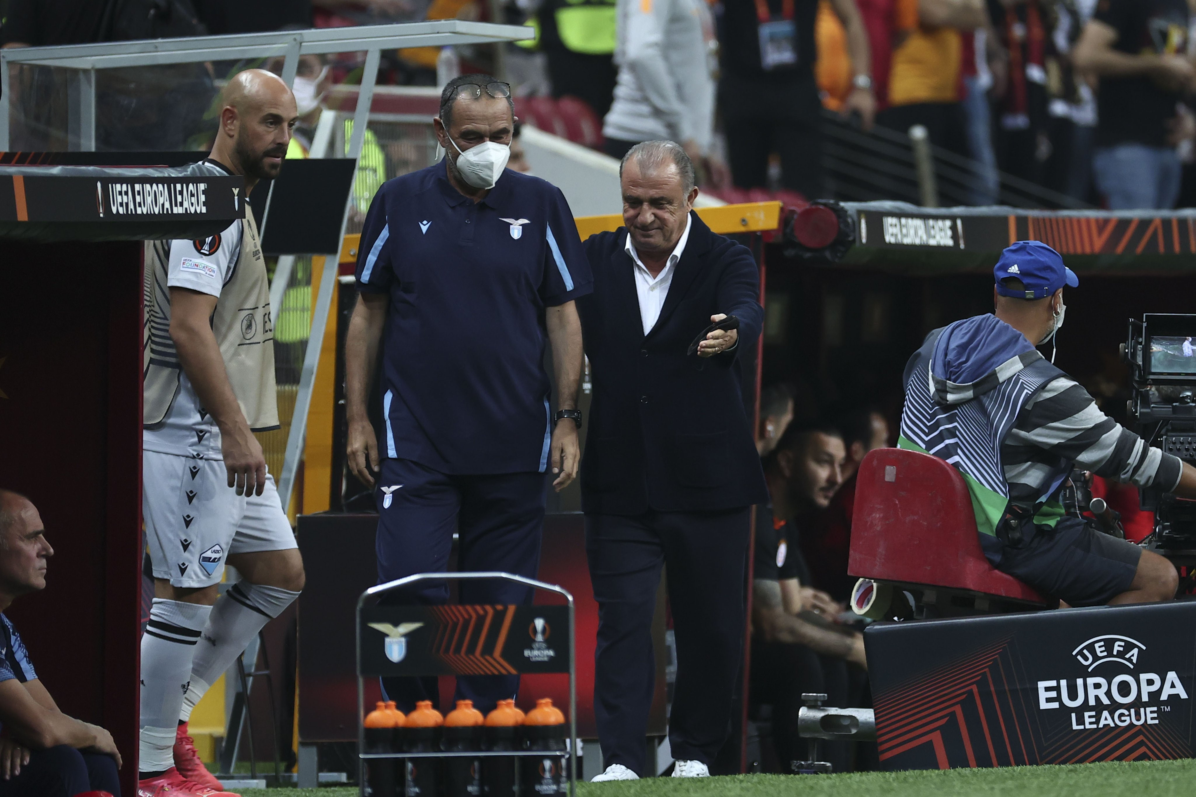 Sarri ve Fatih Terim'in maç sonundaki görüntüsü.