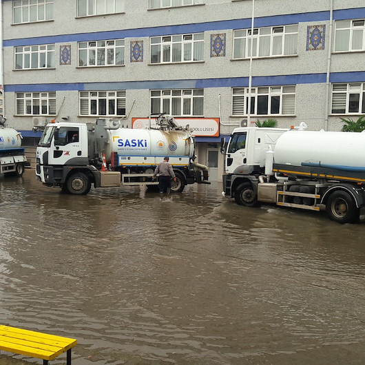 Bafrada sağanak: Su basan iki okulda eğitime ara verildi