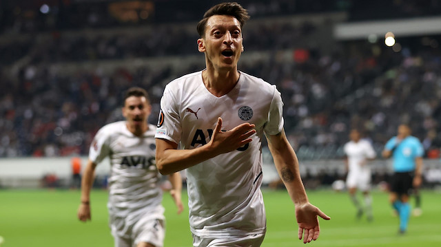 Fenerbahçe'nin yıldızı Mesut Özil, Frankfurt deplasmanında takımını 1-0 öne geçiren golü atmıştı.