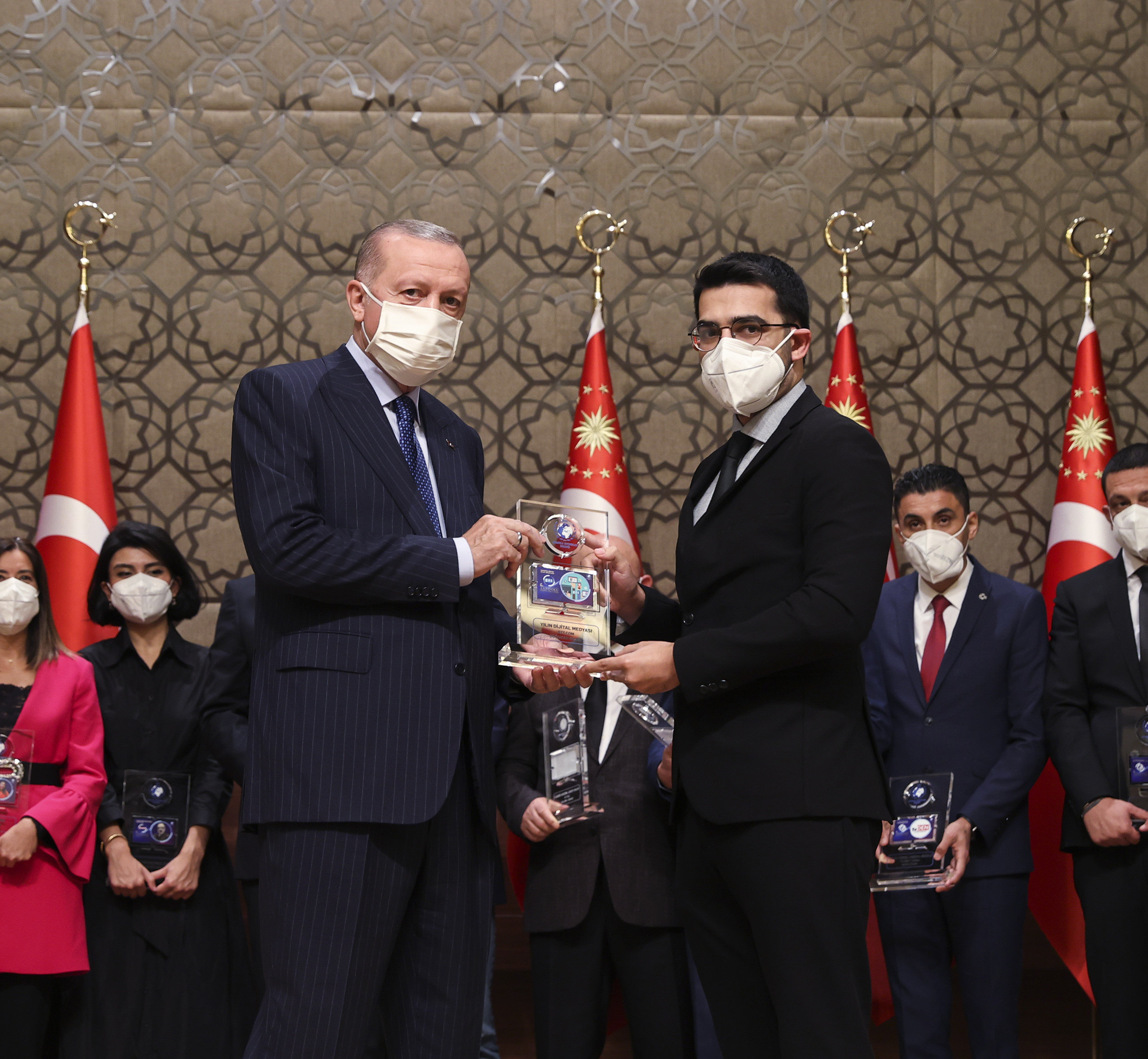 GZT Yayın Yönetmeni Doğukan Gezer, Yılın Dijital Medyası Ödülünü Cumhurbaşkanı Erdoğan'dan aldı.