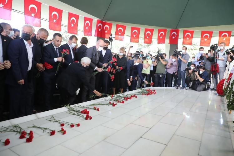 Adnan Menderes'in idamının 60’ıncı yıldönümünde düzenlenen törene binlerce kişi katıldı.