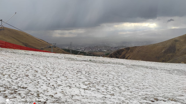 Palandöken Dağı'na yağan yılın ilk karı böyle görüntülendi.
