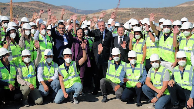 Cumhurbaşkanı Erdoğan, inşaatta aktif görev alan 186 Türk mühendisten 113'ü ile bir araya geldi.