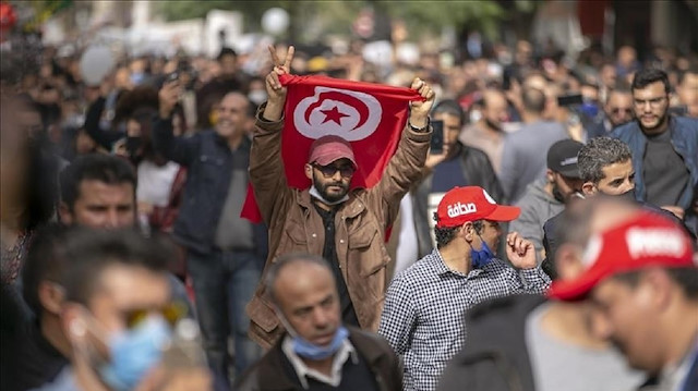 تونس.. المئات يطالبون بإنهاء تدابير الرئيس "الاستثنائية" 