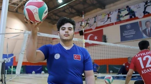 فقد رجله بقصف "الأسد".. سوري يمثل المنتخب التركي للكرة الطائرة